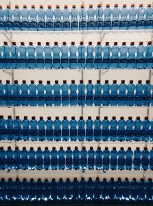 Plastikflaschen im Kühlregal