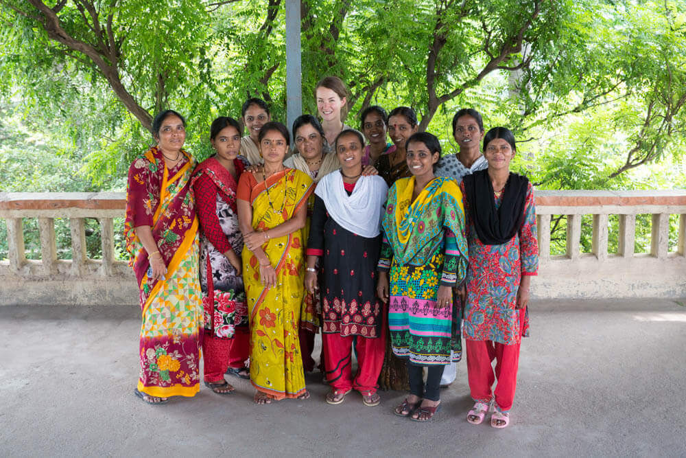 Die Gründerin von Jyoti Fair Works bei ihrem Team in Indien