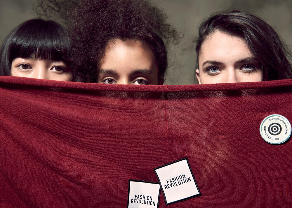 Drei Frauen rufen zur Fashion Revolution Week auf