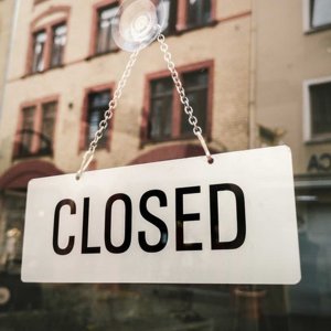 Geschäft hat geschlossen, das "closed" Schild ist an der Ladentür