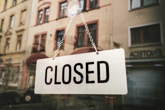 Geschäft hat geschlossen, das "closed" Schild ist an der Ladentür