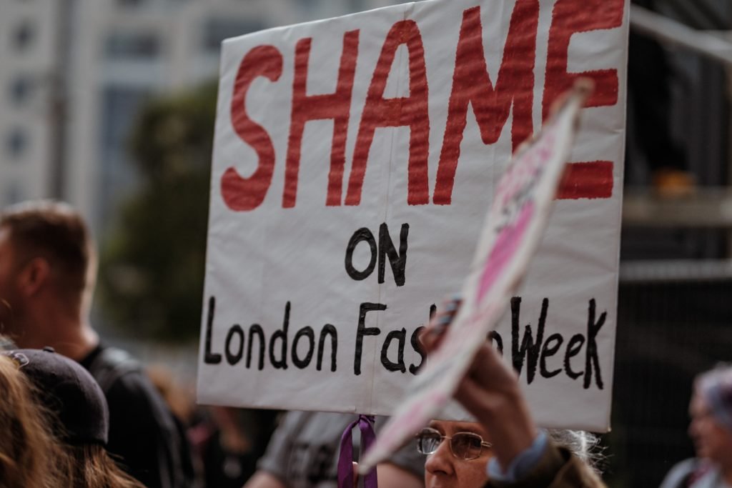 Plakat einer Demo gegen die London Fashion Week