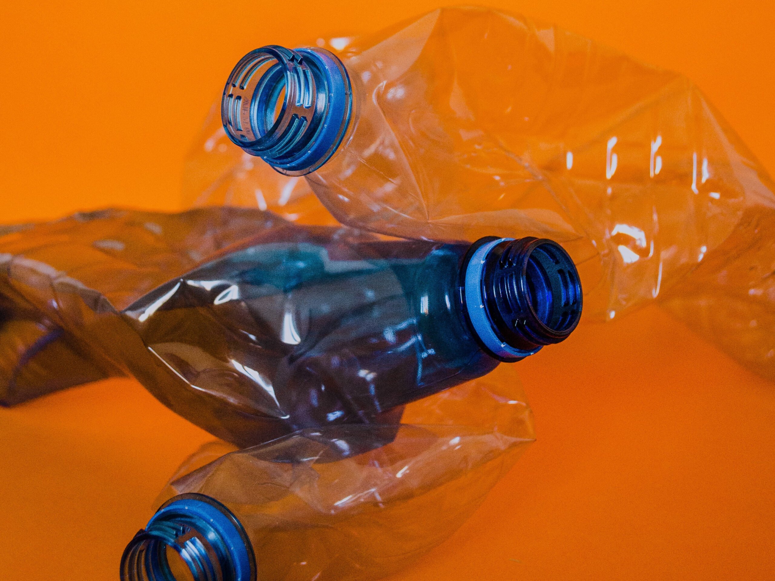 Plastikflaschen, die zu Pellets werden