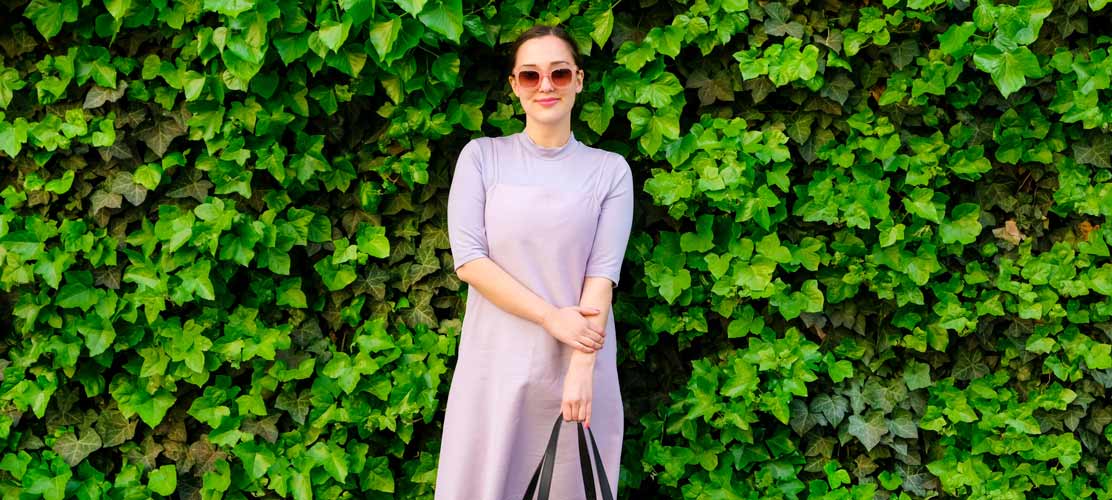 Frau trägt flieder Shirt mit Stehkragen und Kleid