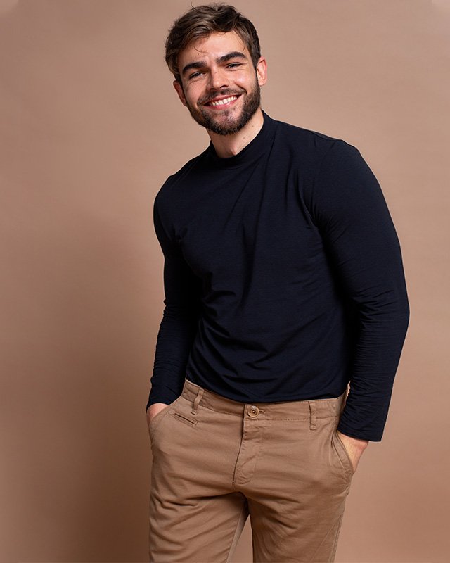 Mann trägt braune Chinohose