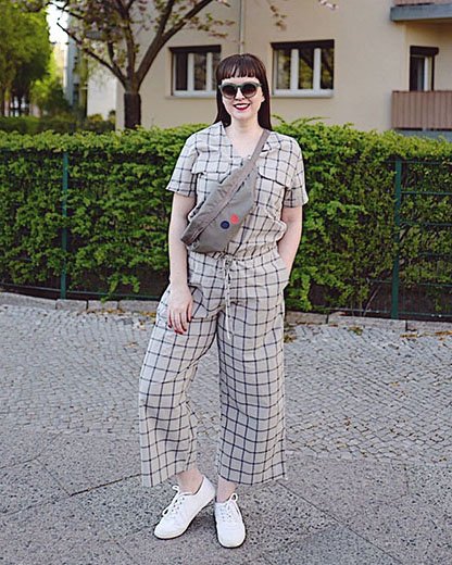 Frau trägt Jumpsuit und Bauchtasche