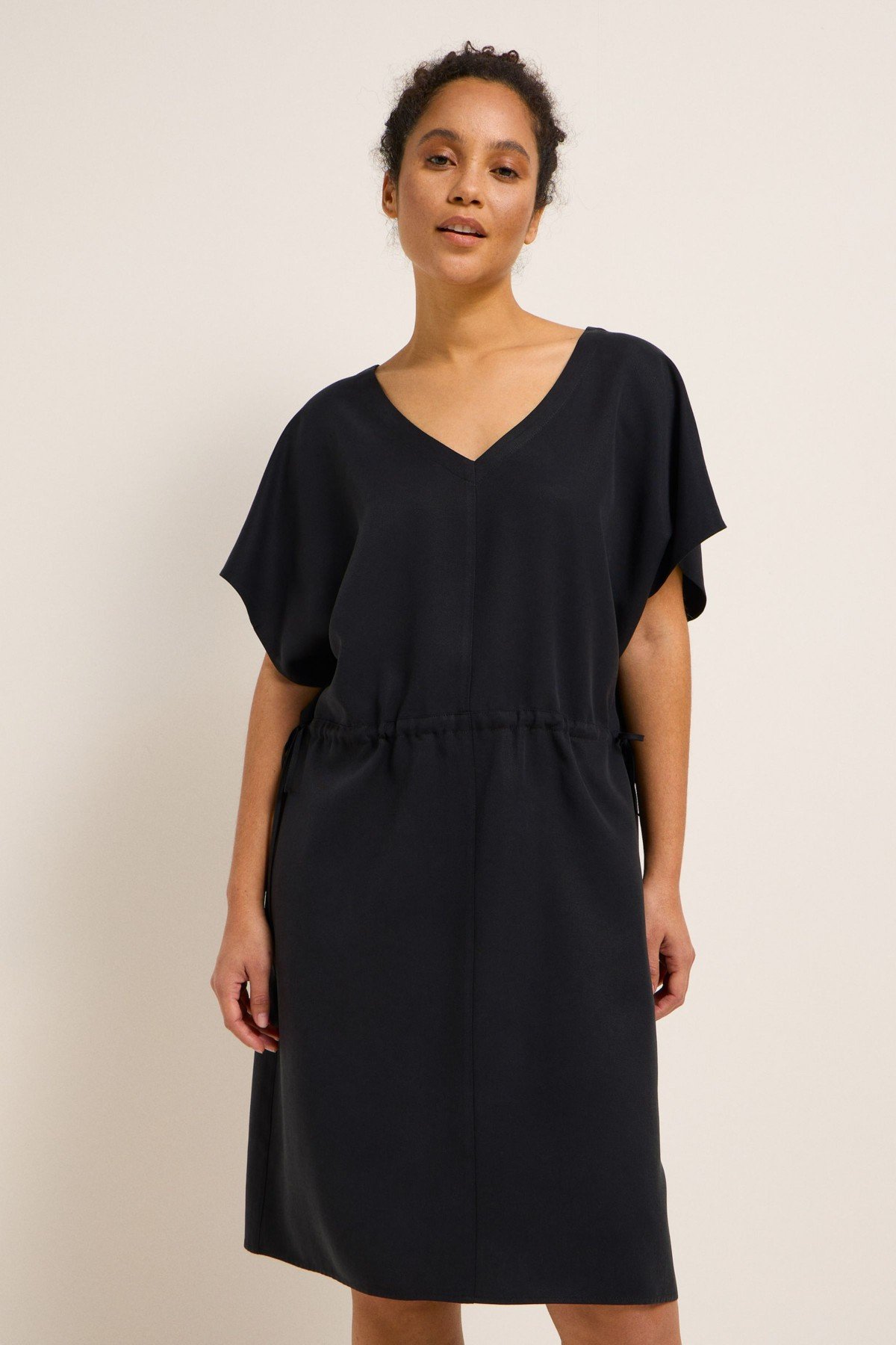 Kleid mit V-Ausschnitt Schwarz