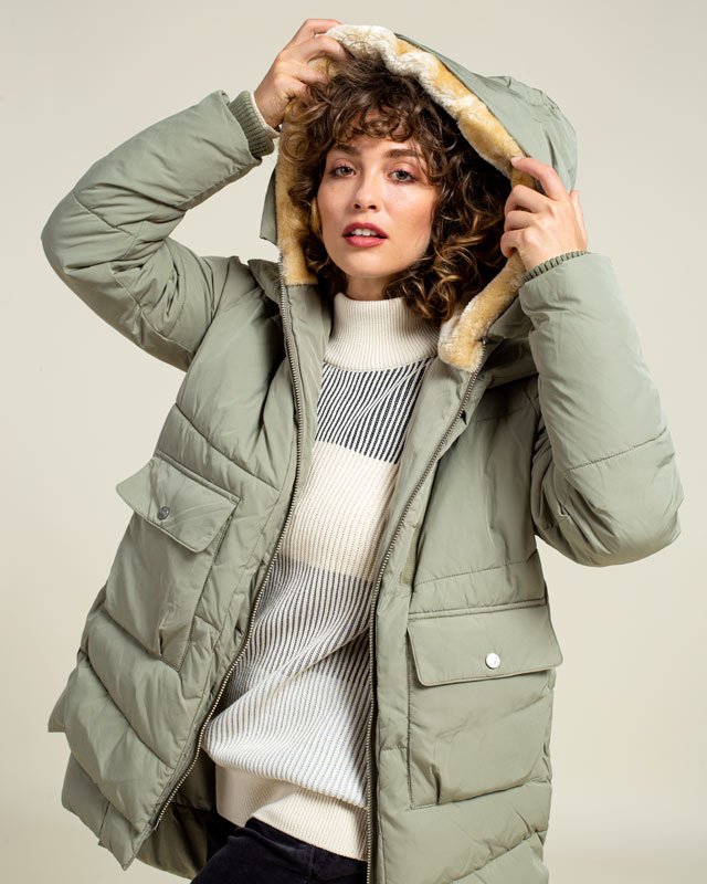 Frau trägt vegane Winterjacke und Rollkragenpullover