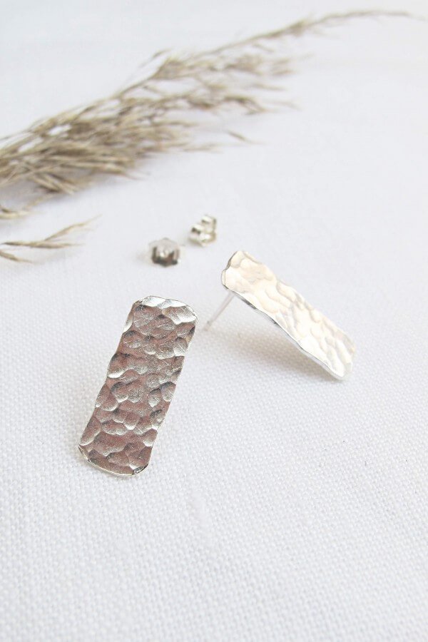 Wild Fawn OHRSTECKER HAMMERD MINIMAL STUDS SILBER LOV13198 1